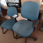 LOTE 488 - 02 CADEIRAS DE ESCRITÓRIO SENDO 01 COM BASE FIXA E OUTRA COM BASE GIRATÓRIA. (NO ESTADO) ATENÇÃO! FAZER A VISITAÇÃO ANTES DE ARREMATAR, NÃO SABEMOS SE FUNCIONA. LEILÃO NÃO TEM GARANTIA E NEM DEVOLUÇÃO, SUJEITO A POSSÍVEIS AVARIAS VISÍVEIS/OCULTAS E/OU AUSÊNCIA DE COMPONENTES.