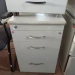 LOTE 468 - 02 GAVETEIROS SENDO 01 COM 04 E OUTRO COM 03 GAVETAS. (NO ESTADO) ATENÇÃO! FAZER A VISITAÇÃO ANTES DE ARREMATAR, NÃO SABEMOS SE FUNCIONA. LEILÃO NÃO TEM GARANTIA E NEM DEVOLUÇÃO, SUJEITO A POSSÍVEIS AVARIAS VISÍVEIS/OCULTAS E/OU AUSÊNCIA DE COMPONENTES.