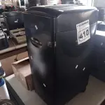 LOTE 410 - 01 FRAGMENTADORA DE PAPEL. (NO ESTADO) ATENÇÃO! FAZER A VISITAÇÃO ANTES DE ARREMATAR, NÃO SABEMOS SE FUNCIONA. LEILÃO NÃO TEM GARANTIA E NEM DEVOLUÇÃO, SUJEITO A POSSÍVEIS AVARIAS VISÍVEIS/OCULTAS E/OU AUSÊNCIA DE COMPONENTES.