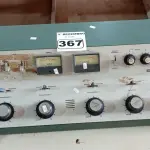 LOTE 367 - 01 MESA DE SOM ANTIGA. (NO ESTADO) ATENÇÃO! FAZER A VISITAÇÃO ANTES DE ARREMATAR, NÃO SABEMOS SE FUNCIONA. LEILÃO NÃO TEM GARANTIA E NEM DEVOLUÇÃO, SUJEITO A POSSÍVEIS AVARIAS VISÍVEIS/OCULTAS E/OU AUSÊNCIA DE COMPONENTES.