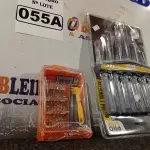 LOTE 055 - 01 KIT DE CHAVES FENDA/PHILIPS E 01 KIT DE CHAVES DE PRECISÃO. (NO ESTADO) ATENÇÃO! FAZER A VISITAÇÃO ANTES DE ARREMATAR, NÃO SABEMOS SE FUNCIONA. LEILÃO NÃO TEM GARANTIA E NEM DEVOLUÇÃO, SUJEITO A POSSÍVEIS AVARIAS VISÍVEIS/OCULTAS E/OU AUSÊNCIA DE COMPONENTES.