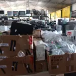 LOTE 333 - 01 COFRE, VÁRIOS APARELHOS DE TELEFONE, VÁRIOS RECORTES DE CABO DE AÇO E TUBOS DE SUPER COLA E PERIFÉRICOS DIVERSOS. (NO ESTADO) ATENÇÃO! FAZER A VISITAÇÃO ANTES DE ARREMATAR, NÃO SABEMOS SE FUNCIONA. LEILÃO NÃO TEM GARANTIA E NEM DEVOLUÇÃO, SUJEITO A POSSÍVEIS AVARIAS VISÍVEIS/OCULTAS E/OU AUSÊNCIA DE COMPONENTES.