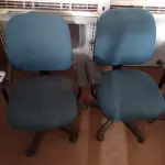 LOTE 487 - 02 CADEIRAS DE ESCRITÓRIO COM BASE GIRATÓRIA. (NO ESTADO) ATENÇÃO! FAZER A VISITAÇÃO ANTES DE ARREMATAR, NÃO SABEMOS SE FUNCIONA. LEILÃO NÃO TEM GARANTIA E NEM DEVOLUÇÃO, SUJEITO A POSSÍVEIS AVARIAS VISÍVEIS/OCULTAS E/OU AUSÊNCIA DE COMPONENTES.