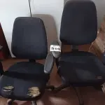 LOTE 510 - 02 CADEIRAS DE ESCRITÓRIO COM BASE GIRATÓRIA. (NO ESTADO) ATENÇÃO! FAZER A VISITAÇÃO ANTES DE ARREMATAR, NÃO SABEMOS SE FUNCIONA. LEILÃO NÃO TEM GARANTIA E NEM DEVOLUÇÃO, SUJEITO A POSSÍVEIS AVARIAS VISÍVEIS/OCULTAS E/OU AUSÊNCIA DE COMPONENTES.
