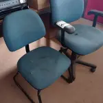 LOTE 488 - 02 CADEIRAS DE ESCRITÓRIO SENDO 01 COM BASE FIXA E OUTRA COM BASE GIRATÓRIA. (NO ESTADO) ATENÇÃO! FAZER A VISITAÇÃO ANTES DE ARREMATAR, NÃO SABEMOS SE FUNCIONA. LEILÃO NÃO TEM GARANTIA E NEM DEVOLUÇÃO, SUJEITO A POSSÍVEIS AVARIAS VISÍVEIS/OCULTAS E/OU AUSÊNCIA DE COMPONENTES.