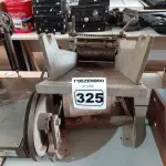 LOTE 325 - 01 CILINDRO PARA MASSAS. (NO ESTADO) ATENÇÃO! FAZER A VISITAÇÃO ANTES DE ARREMATAR, NÃO SABEMOS SE FUNCIONA. LEILÃO NÃO TEM GARANTIA E NEM DEVOLUÇÃO, SUJEITO A POSSÍVEIS AVARIAS VISÍVEIS/OCULTAS E/OU AUSÊNCIA DE COMPONENTES.