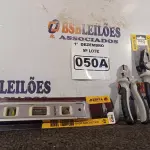 LOTE 050 - 01 NÍVEL DE MÃO, 01 ALICATE UNIVERSAL E 01 ALICATE DE CORTE. (NO ESTADO) ATENÇÃO! FAZER A VISITAÇÃO ANTES DE ARREMATAR, NÃO SABEMOS SE FUNCIONA. LEILÃO NÃO TEM GARANTIA E NEM DEVOLUÇÃO, SUJEITO A POSSÍVEIS AVARIAS VISÍVEIS/OCULTAS E/OU AUSÊNCIA DE COMPONENTES.