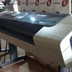 LOTE 453 - 01 PLOTTER MARCA HP MODELO DESIGNJET T1100PS. (NO ESTADO) ATENÇÃO! FAZER A VISITAÇÃO ANTES DE ARREMATAR, NÃO SABEMOS SE FUNCIONA. LEILÃO NÃO TEM GARANTIA E NEM DEVOLUÇÃO, SUJEITO A POSSÍVEIS AVARIAS VISÍVEIS/OCULTAS E/OU AUSÊNCIA DE COMPONENTES.