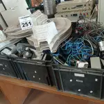 LOTE 251 - 03 CAIXAS COM MATERIAIS DIVERSOS. (NO ESTADO) ATENÇÃO! FAZER A VISITAÇÃO ANTES DE ARREMATAR, NÃO SABEMOS SE FUNCIONA. LEILÃO NÃO TEM GARANTIA E NEM DEVOLUÇÃO, SUJEITO A POSSÍVEIS AVARIAS VISÍVEIS/OCULTAS E/OU AUSÊNCIA DE COMPONENTES.