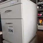 LOTE 236 - 02 GAVETEIROS COM 02 GAVETAS. (NO ESTADO) ATENÇÃO! FAZER A VISITAÇÃO ANTES DE ARREMATAR, NÃO SABEMOS SE FUNCIONA. LEILÃO NÃO TEM GARANTIA E NEM DEVOLUÇÃO, SUJEITO A POSSÍVEIS AVARIAS VISÍVEIS/OCULTAS E/OU AUSÊNCIA DE COMPONENTES.