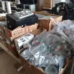 LOTE 333 - 01 COFRE, VÁRIOS APARELHOS DE TELEFONE, VÁRIOS RECORTES DE CABO DE AÇO E TUBOS DE SUPER COLA E PERIFÉRICOS DIVERSOS. (NO ESTADO) ATENÇÃO! FAZER A VISITAÇÃO ANTES DE ARREMATAR, NÃO SABEMOS SE FUNCIONA. LEILÃO NÃO TEM GARANTIA E NEM DEVOLUÇÃO, SUJEITO A POSSÍVEIS AVARIAS VISÍVEIS/OCULTAS E/OU AUSÊNCIA DE COMPONENTES.