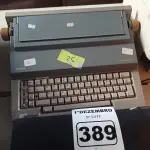 LOTE 389 - 01 MÁQUINA DE ESCREVER OLIVETTI PERSONAL 55 E 01 TOCA DISCOS AVANTI. (NO ESTADO) ATENÇÃO! FAZER A VISITAÇÃO ANTES DE ARREMATAR, NÃO SABEMOS SE FUNCIONA. LEILÃO NÃO TEM GARANTIA E NEM DEVOLUÇÃO, SUJEITO A POSSÍVEIS AVARIAS VISÍVEIS/OCULTAS E/OU AUSÊNCIA DE COMPONENTES.