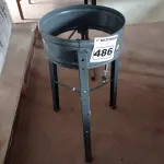 LOTE 486 - 01 FOGÃO DE 01 BOCA. (NO ESTADO) ATENÇÃO! FAZER A VISITAÇÃO ANTES DE ARREMATAR, NÃO SABEMOS SE FUNCIONA. LEILÃO NÃO TEM GARANTIA E NEM DEVOLUÇÃO, SUJEITO A POSSÍVEIS AVARIAS VISÍVEIS/OCULTAS E/OU AUSÊNCIA DE COMPONENTES.