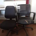 LOTE 496 - 02 CADEIRAS DE ESCRITÓRIO COM BASE GIRATÓRIA. (NO ESTADO) ATENÇÃO! FAZER A VISITAÇÃO ANTES DE ARREMATAR, NÃO SABEMOS SE FUNCIONA. LEILÃO NÃO TEM GARANTIA E NEM DEVOLUÇÃO, SUJEITO A POSSÍVEIS AVARIAS VISÍVEIS/OCULTAS E/OU AUSÊNCIA DE COMPONENTES.