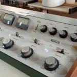 LOTE 367 - 01 MESA DE SOM ANTIGA. (NO ESTADO) ATENÇÃO! FAZER A VISITAÇÃO ANTES DE ARREMATAR, NÃO SABEMOS SE FUNCIONA. LEILÃO NÃO TEM GARANTIA E NEM DEVOLUÇÃO, SUJEITO A POSSÍVEIS AVARIAS VISÍVEIS/OCULTAS E/OU AUSÊNCIA DE COMPONENTES.