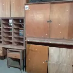 LOTE 461 - 02 MESAS, 03 ARMÁRIOS BAIXOS E 01 ESCANINHO. (NO ESTADO) ATENÇÃO! FAZER A VISITAÇÃO ANTES DE ARREMATAR, NÃO SABEMOS SE FUNCIONA. LEILÃO NÃO TEM GARANTIA E NEM DEVOLUÇÃO, SUJEITO A POSSÍVEIS AVARIAS VISÍVEIS/OCULTAS E/OU AUSÊNCIA DE COMPONENTES.