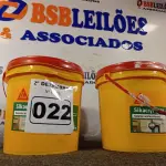 LOTE 022 - 02 BALDES DE SIKACRYL 203, SELANTE ACRÍLICO FLEXÍVEL 5KG. (NO ESTADO) ATENÇÃO! FAZER A VISITAÇÃO ANTES DE ARREMATAR, NÃO SABEMOS SE FUNCIONA. LEILÃO NÃO TEM GARANTIA E NEM DEVOLUÇÃO, SUJEITO A POSSÍVEIS AVARIAS VISÍVEIS/OCULTAS E/OU AUSÊNCIA DE COMPONENTES.