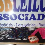 LOTE 057 - 01 LOTE COM APROXIMADAMENTE 12 PEÇAS DE ROUPAS.(NO ESTADO, NÃO SABEMOS SE FUNCIONA. LEILÃO NÃO TEM GARANTIA E NEM DEVOLUÇÃO, SUJEITO A POSSÍVEIS AVARIAS VISÍVEIS/OCULTAS E/OU AUSÊNCIA DE COMPONENTES)