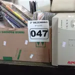 LOTE 047 - 01 NOBREAK APC 700VA E 01 CAIXA COM VÁRIOS CDS E DVD’S DE TÍTULOS DIVERSOS. (NO ESTADO) ATENÇÃO! FAZER A VISITAÇÃO ANTES DE ARREMATAR, NÃO SABEMOS SE FUNCIONA. LEILÃO NÃO TEM GARANTIA E NEM DEVOLUÇÃO, SUJEITO A POSSÍVEIS AVARIAS VISÍVEIS/OCULTAS E/OU AUSÊNCIA DE COMPONENTES.