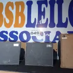 LOTE 049 - 03 – CAIXAS DE SOM (NO ESTADO, NÃO SABEMOS SE FUNCIONA. LEILÃO NÃO TEM GARANTIA E NEM DEVOLUÇÃO, SUJEITO A POSSÍVEIS AVARIAS VISÍVEIS/OCULTAS E/OU AUSÊNCIA DE COMPONENTES)