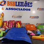 LOTE 026 - 01 KIT DE ACESSÓRIOS PARA PET CONTENDO: TAPETE GELADO, COMEDOURO 3912, BIFE BARULHO, OSSINHO LISO MORDEDOR, OSSO ESPINHO GRANDE, HALTER 04 FUROS, OSSO PET, FRANGO MORDEDOR, PET PLAY CHUPETA, PET PLAY PICOLÉ, DENTAL PET PLAY E OSSINHO PINGENTE. (NO ESTADO) ATENÇÃO! FAZER A VISITAÇÃO ANTES DE ARREMATAR, NÃO SABEMOS SE FUNCIONA. LEILÃO NÃO TEM GARANTIA E NEM DEVOLUÇÃO, SUJEITO A POSSÍVEIS AVARIAS VISÍVEIS/OCULTAS E/OU AUSÊNCIA DE COMPONENTES.
