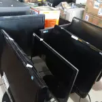 LOTE 095 - 06 MONITORES MARCAS E MODELOS DIVERSOS. (NO ESTADO) ATENÇÃO! FAZER A VISITAÇÃO ANTES DE ARREMATAR, NÃO SABEMOS SE FUNCIONA. LEILÃO NÃO TEM GARANTIA E NEM DEVOLUÇÃO, SUJEITO A POSSÍVEIS AVARIAS VISÍVEIS/OCULTAS E/OU AUSÊNCIA DE COMPONENTES.