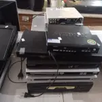 LOTE 086 - 02 VIDEOCASSETES E 10 APARELHOS DE DVD MARCAS E MODELOS DIVERSOS. (NO ESTADO) ATENÇÃO! FAZER A VISITAÇÃO ANTES DE ARREMATAR, NÃO SABEMOS SE FUNCIONA. LEILÃO NÃO TEM GARANTIA E NEM DEVOLUÇÃO, SUJEITO A POSSÍVEIS AVARIAS VISÍVEIS/OCULTAS E/OU AUSÊNCIA DE COMPONENTES.