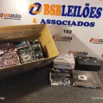LOTE 192 - 01 PROJETOR MULTIMIDIA E VÁRIAS PLACAS MÃE MARCAS E MODELOS DIVERSOS. (NO ESTADO) ATENÇÃO! FAZER A VISITAÇÃO ANTES DE ARREMATAR, NÃO SABEMOS SE FUNCIONA. LEILÃO NÃO TEM GARANTIA E NEM DEVOLUÇÃO, SUJEITO A POSSÍVEIS AVARIAS VISÍVEIS/OCULTAS E/OU AUSÊNCIA DE COMPONENTES.