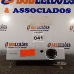 LOTE 041 - 01 PROJETOR MULTIMIDIA MARCA PANASONIC BIVOLT. (NO ESTADO) ATENÇÃO! FAZER A VISITAÇÃO ANTES DE ARREMATAR, NÃO SABEMOS SE FUNCIONA. LEILÃO NÃO TEM GARANTIA E NEM DEVOLUÇÃO, SUJEITO A POSSÍVEIS AVARIAS VISÍVEIS/OCULTAS E/OU AUSÊNCIA DE COMPONENTES.