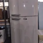 LOTE 198 - 01 GELADEIRA MARCA ELECTROLUX 220V. (NO ESTADO) ATENÇÃO! FAZER A VISITAÇÃO ANTES DE ARREMATAR, NÃO SABEMOS SE FUNCIONA. LEILÃO NÃO TEM GARANTIA E NEM DEVOLUÇÃO, SUJEITO A POSSÍVEIS AVARIAS VISÍVEIS/OCULTAS E/OU AUSÊNCIA DE COMPONENTES.