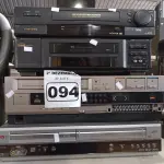 LOTE 094 - 03 VIDEOCASSETES E 01 APARELHO DE DVD MARCAS E MODELOS DIVERSOS. (NO ESTADO) ATENÇÃO! FAZER A VISITAÇÃO ANTES DE ARREMATAR, NÃO SABEMOS SE FUNCIONA. LEILÃO NÃO TEM GARANTIA E NEM DEVOLUÇÃO, SUJEITO A POSSÍVEIS AVARIAS VISÍVEIS/OCULTAS E/OU AUSÊNCIA DE COMPONENTES.