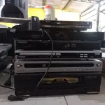 LOTE 086 - 02 VIDEOCASSETES E 10 APARELHOS DE DVD MARCAS E MODELOS DIVERSOS. (NO ESTADO) ATENÇÃO! FAZER A VISITAÇÃO ANTES DE ARREMATAR, NÃO SABEMOS SE FUNCIONA. LEILÃO NÃO TEM GARANTIA E NEM DEVOLUÇÃO, SUJEITO A POSSÍVEIS AVARIAS VISÍVEIS/OCULTAS E/OU AUSÊNCIA DE COMPONENTES.