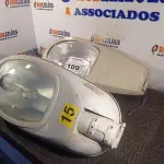 LOTE 109 - 02 LUMINÁRIAS DE PÁTIO. (NO ESTADO) ATENÇÃO! FAZER A VISITAÇÃO ANTES DE ARREMATAR, NÃO SABEMOS SE FUNCIONA. LEILÃO NÃO TEM GARANTIA E NEM DEVOLUÇÃO, SUJEITO A POSSÍVEIS AVARIAS VISÍVEIS/OCULTAS E/OU AUSÊNCIA DE COMPONENTES.