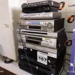 LOTE 167 - 06 VIDEOCASSETES E 04 APARELHOS DE DVD MARCAS E MODELOS DIVERSOS. (NO ESTADO) ATENÇÃO! FAZER A VISITAÇÃO ANTES DE ARREMATAR, NÃO SABEMOS SE FUNCIONA. LEILÃO NÃO TEM GARANTIA E NEM DEVOLUÇÃO, SUJEITO A POSSÍVEIS AVARIAS VISÍVEIS/OCULTAS E/OU AUSÊNCIA DE COMPONENTES.