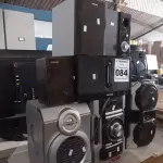 LOTE 084 - 01 APARELHO DE SOM, 02 SUBWOOFER E 05 CAIXAS DE SOM MARCAS E MODELOS DIVERSOS.  (NO ESTADO) ATENÇÃO! FAZER A VISITAÇÃO ANTES DE ARREMATAR, NÃO SABEMOS SE FUNCIONA. LEILÃO NÃO TEM GARANTIA E NEM DEVOLUÇÃO, SUJEITO A POSSÍVEIS AVARIAS VISÍVEIS/OCULTAS E/OU AUSÊNCIA DE COMPONENTES.