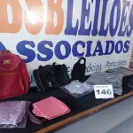 LOTE 146 - 34 - BOLSAS E MOCHILAS, CARTEIRAS DIVERSAS  (APROXIMADAMENTE)(NO ESTADO, NÃO SABEMOS SE FUNCIONA. LEILÃO NÃO TEM GARANTIA E NEM DEVOLUÇÃO, SUJEITO A POSSÍVEIS AVARIAS VISÍVEIS/OCULTAS E/OU AUSÊNCIA DE COMPONENTES)