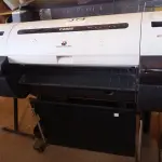 LOTE 374 - 01 PLOTTER MARCA CANON MODELO IPF670. (NO ESTADO) ATENÇÃO! FAZER A VISITAÇÃO ANTES DE ARREMATAR, NÃO SABEMOS SE FUNCIONA. LEILÃO NÃO TEM GARANTIA E NEM DEVOLUÇÃO, SUJEITO A POSSÍVEIS AVARIAS VISÍVEIS/OCULTAS E/OU AUSÊNCIA DE COMPONENTES.
