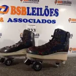 LOTE 233 - 01 PAR DE PATINS. (NO ESTADO) ATENÇÃO! FAZER A VISITAÇÃO ANTES DE ARREMATAR, NÃO SABEMOS SE FUNCIONA. LEILÃO NÃO TEM GARANTIA E NEM DEVOLUÇÃO, SUJEITO A POSSÍVEIS AVARIAS VISÍVEIS/OCULTAS E/OU AUSÊNCIA DE COMPONENTES.