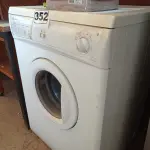 LOTE 352 - 01 MÁQUINA DE LAVAR ROUPAS MARCA ELECTROLUX. (NO ESTADO) ATENÇÃO! FAZER A VISITAÇÃO ANTES DE ARREMATAR, NÃO SABEMOS SE FUNCIONA. LEILÃO NÃO TEM GARANTIA E NEM DEVOLUÇÃO, SUJEITO A POSSÍVEIS AVARIAS VISÍVEIS/OCULTAS E/OU AUSÊNCIA DE COMPONENTES.