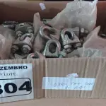 LOTE 304 - 01 LOTE COM VÁRIOS CLIPS PARA CABO DE AÇO 3/8”. (NO ESTADO) ATENÇÃO! FAZER A VISITAÇÃO ANTES DE ARREMATAR, NÃO SABEMOS SE FUNCIONA. LEILÃO NÃO TEM GARANTIA E NEM DEVOLUÇÃO, SUJEITO A POSSÍVEIS AVARIAS VISÍVEIS/OCULTAS E/OU AUSÊNCIA DE COMPONENTES.