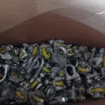 LOTE 297 - 01 LOTE COM VÁRIOS CLIPS PARA CABO DE AÇO 3/8”. (NO ESTADO) ATENÇÃO! FAZER A VISITAÇÃO ANTES DE ARREMATAR, NÃO SABEMOS SE FUNCIONA. LEILÃO NÃO TEM GARANTIA E NEM DEVOLUÇÃO, SUJEITO A POSSÍVEIS AVARIAS VISÍVEIS/OCULTAS E/OU AUSÊNCIA DE COMPONENTES.