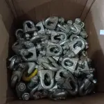 LOTE 365 - 01 LOTE COM VÁRIOS CLIPS PARA CABO DE AÇO 3/8”. (NO ESTADO) ATENÇÃO! FAZER A VISITAÇÃO ANTES DE ARREMATAR, NÃO SABEMOS SE FUNCIONA. LEILÃO NÃO TEM GARANTIA E NEM DEVOLUÇÃO, SUJEITO A POSSÍVEIS AVARIAS VISÍVEIS/OCULTAS E/OU AUSÊNCIA DE COMPONENTES.