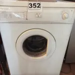LOTE 352 - 01 MÁQUINA DE LAVAR ROUPAS MARCA ELECTROLUX. (NO ESTADO) ATENÇÃO! FAZER A VISITAÇÃO ANTES DE ARREMATAR, NÃO SABEMOS SE FUNCIONA. LEILÃO NÃO TEM GARANTIA E NEM DEVOLUÇÃO, SUJEITO A POSSÍVEIS AVARIAS VISÍVEIS/OCULTAS E/OU AUSÊNCIA DE COMPONENTES.