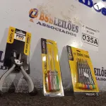 LOTE 035 - 01 MINI ALICATE UNIVERSAL 4”, 01 JOGO DE CHAVES FENDA/PHILIPS 02 PEÇAS E 01 KIT DE CHAVES TORX. (NO ESTADO) ATENÇÃO! FAZER A VISITAÇÃO ANTES DE ARREMATAR, NÃO SABEMOS SE FUNCIONA. LEILÃO NÃO TEM GARANTIA E NEM DEVOLUÇÃO, SUJEITO A POSSÍVEIS AVARIAS VISÍVEIS/OCULTAS E/OU AUSÊNCIA DE COMPONENTES.
