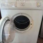 LOTE 352 - 01 MÁQUINA DE LAVAR ROUPAS MARCA ELECTROLUX. (NO ESTADO) ATENÇÃO! FAZER A VISITAÇÃO ANTES DE ARREMATAR, NÃO SABEMOS SE FUNCIONA. LEILÃO NÃO TEM GARANTIA E NEM DEVOLUÇÃO, SUJEITO A POSSÍVEIS AVARIAS VISÍVEIS/OCULTAS E/OU AUSÊNCIA DE COMPONENTES.
