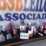 LOTE 129 - 45 – COSMÉTICOS VARIADOS (APROXIMADAMENTE)(NO ESTADO, NÃO SABEMOS SE FUNCIONA. LEILÃO NÃO TEM GARANTIA E NEM DEVOLUÇÃO, SUJEITO A POSSÍVEIS AVARIAS VISÍVEIS/OCULTAS E/OU AUSÊNCIA DE COMPONENTES)