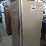 LOTE 258 - 01 FREEZER VERTICAL MARCA METALFRIO 220V. (NO ESTADO) ATENÇÃO! FAZER A VISITAÇÃO ANTES DE ARREMATAR, NÃO SABEMOS SE FUNCIONA. LEILÃO NÃO TEM GARANTIA E NEM DEVOLUÇÃO, SUJEITO A POSSÍVEIS AVARIAS VISÍVEIS/OCULTAS E/OU AUSÊNCIA DE COMPONENTES.
