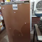 LOTE 229 - 01 FREEZER VERTICAL MARCA CÔNSUL. (NO ESTADO) ATENÇÃO! FAZER A VISITAÇÃO ANTES DE ARREMATAR, NÃO SABEMOS SE FUNCIONA. LEILÃO NÃO TEM GARANTIA E NEM DEVOLUÇÃO, SUJEITO A POSSÍVEIS AVARIAS VISÍVEIS/OCULTAS E/OU AUSÊNCIA DE COMPONENTES.