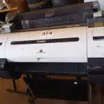 LOTE 374 - 01 PLOTTER MARCA CANON MODELO IPF670. (NO ESTADO) ATENÇÃO! FAZER A VISITAÇÃO ANTES DE ARREMATAR, NÃO SABEMOS SE FUNCIONA. LEILÃO NÃO TEM GARANTIA E NEM DEVOLUÇÃO, SUJEITO A POSSÍVEIS AVARIAS VISÍVEIS/OCULTAS E/OU AUSÊNCIA DE COMPONENTES.