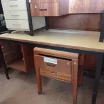 LOTE 388 - 04 MESAS DIVERSAS, 01 GAVETEIRO COM 04 GAVETAS E 01 QUADRO DE CHAVES EM ALUMÍNIO. (NO ESTADO) ATENÇÃO! FAZER A VISITAÇÃO ANTES DE ARREMATAR, NÃO SABEMOS SE FUNCIONA. LEILÃO NÃO TEM GARANTIA E NEM DEVOLUÇÃO, SUJEITO A POSSÍVEIS AVARIAS VISÍVEIS/OCULTAS E/OU AUSÊNCIA DE COMPONENTES.